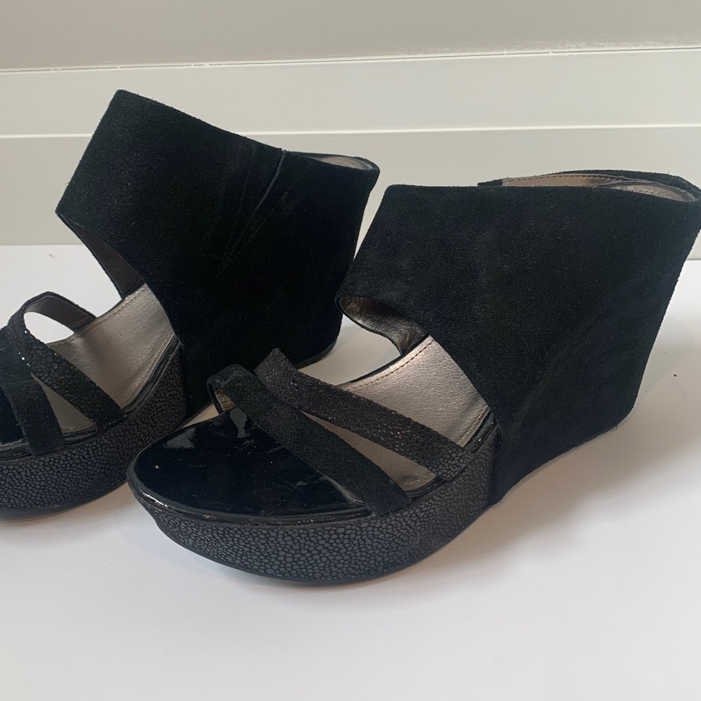 KENNETH COLE REACTION Black Suede Wedges (10)